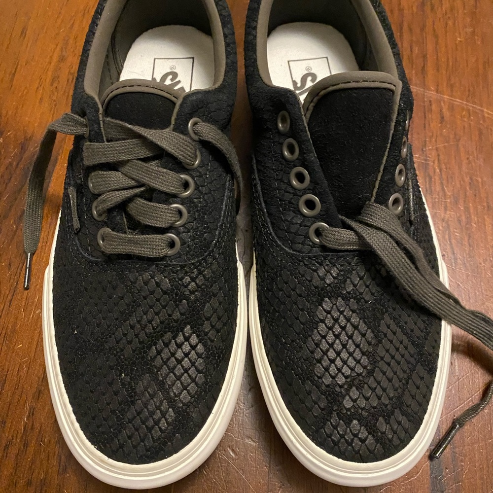 Vans unisex snakeskin print shoes. Women 8 men 6.5